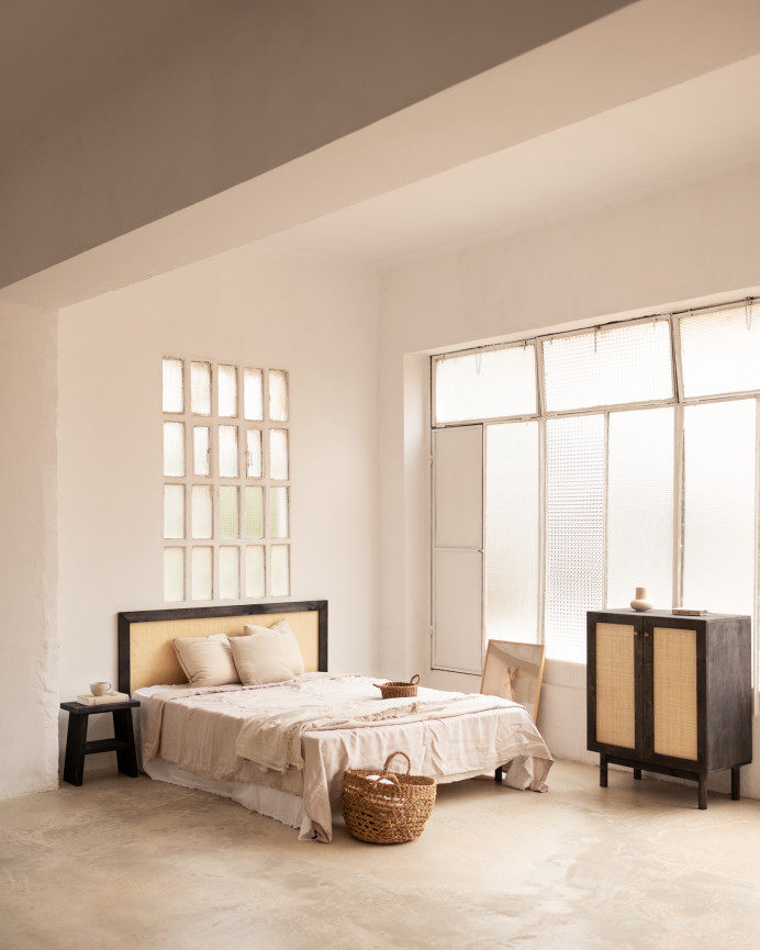 Aparador de madera maciza y medula de ratán de 2 puertas en tono negro de 100x80cm