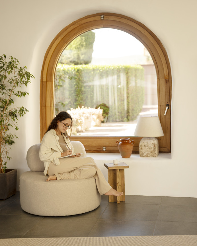 Sillón de buclé redonda color beige de 91x71cm