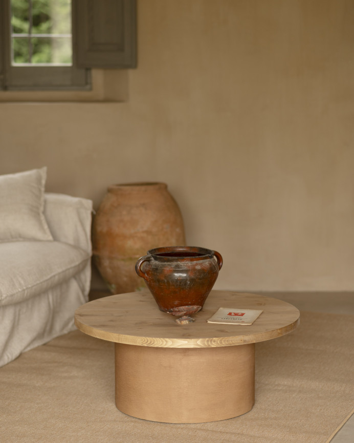 Mesa de centro redonda de madera maciza tono roble medio y pata de microcemento tono terracota de 80x33cm