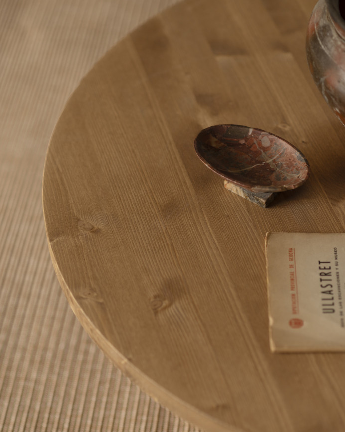 Mesa de centro redonda de madera maciza tono roble medio y pata de microcemento tono terracota de 80x33cm