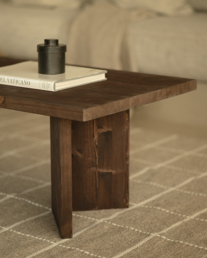 Mesa de centro de madera maciza en tono nogal de 120x55cm