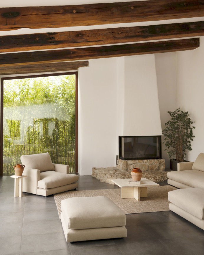 Mesa auxiliar de madera maciza en tono natural de 25x25cm