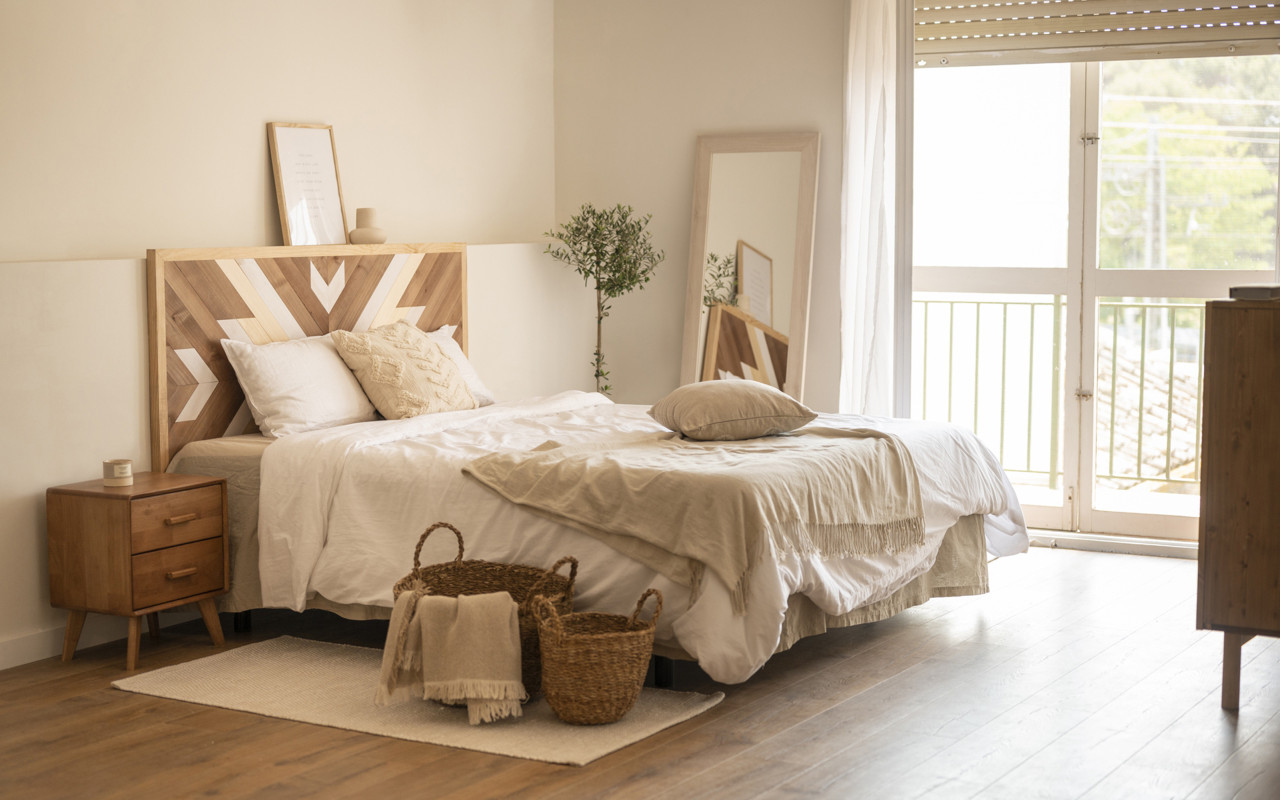 Cabecero de madera maciza estilo étnico en tonos roble oscuro, natural y blanco de 80x165cm