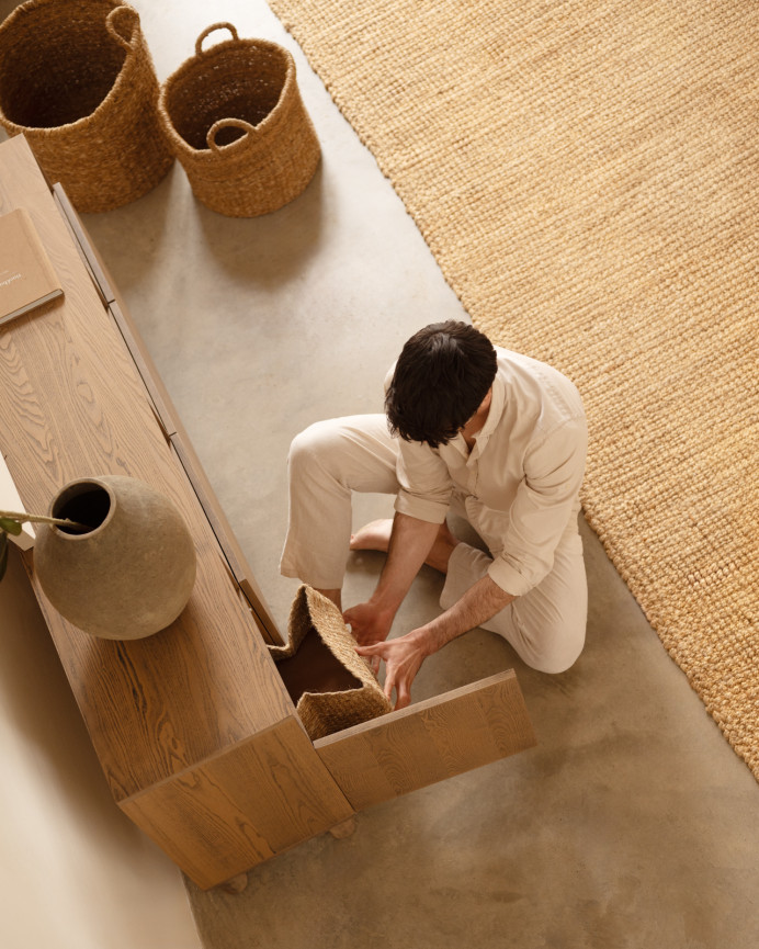Aparador con 4 puertas de chapa de madera de fresno natural en tono avellana de 176x40cm
