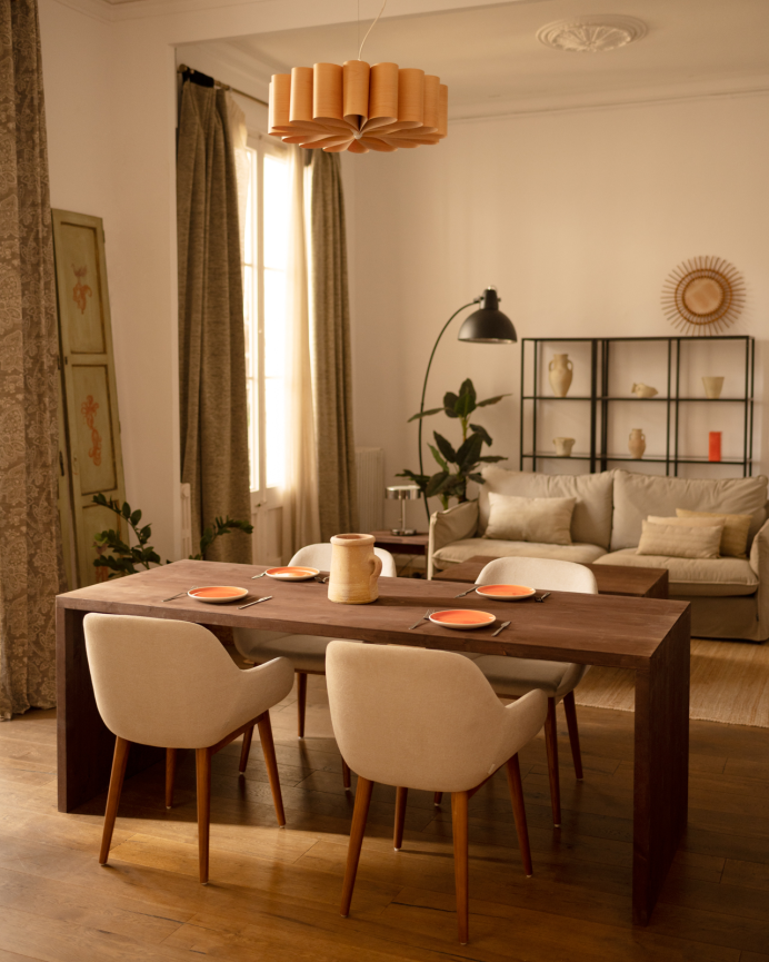 Mesa de comedor de madera maciza en tono nogal de varias medidas