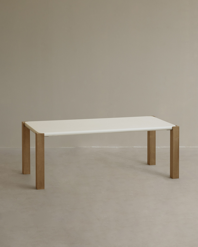 Mesa de centro rectangular en tono blanco roto efecto mate y patas de madera de álamo en varias medidas