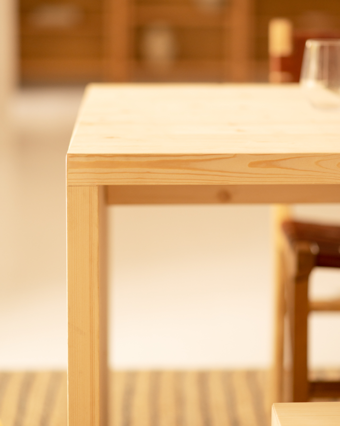 Mesa de comedor de madera maciza en tono natural de varias medidas