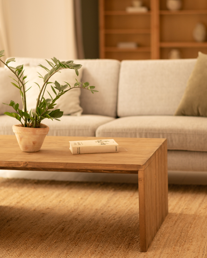 Mesa de centro de madera maciza en tono roble oscuro de 110x45x74cm