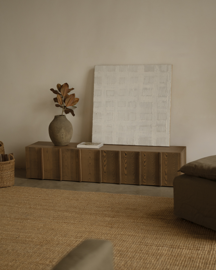 Mueble TV de chapa de fresno natural con listones en tono avellana en varias medidas
