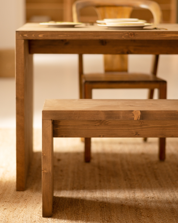 Pack mesa de comedor y 4 taburetes de madera maciza en tono roble oscuro de 120cm