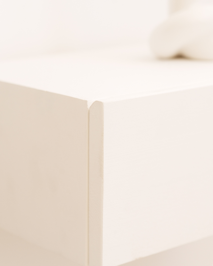 Pack de dos mesitas de noche de madera maciza flotante en tono blanco de 40cm