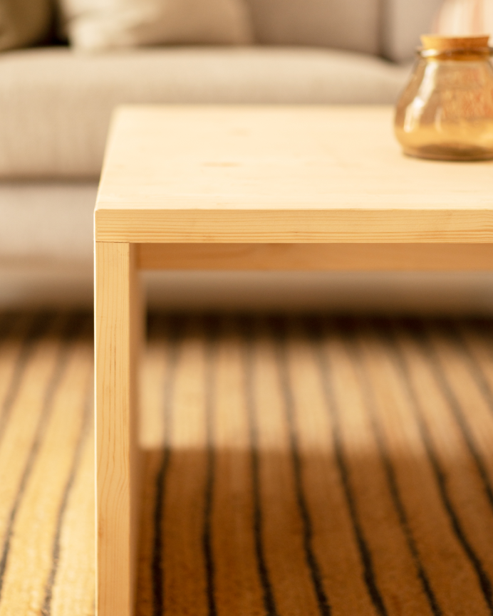Mesa de centro de madera maciza en tono natural de 110x45x74cm