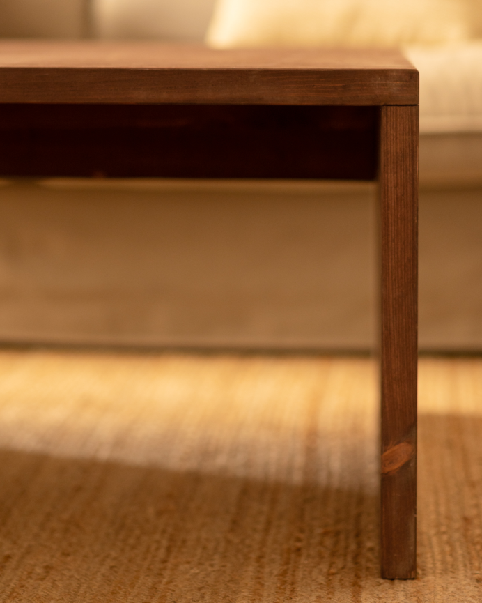 Mesa de centro de madera maciza en tono nogal de 110x45x74cm