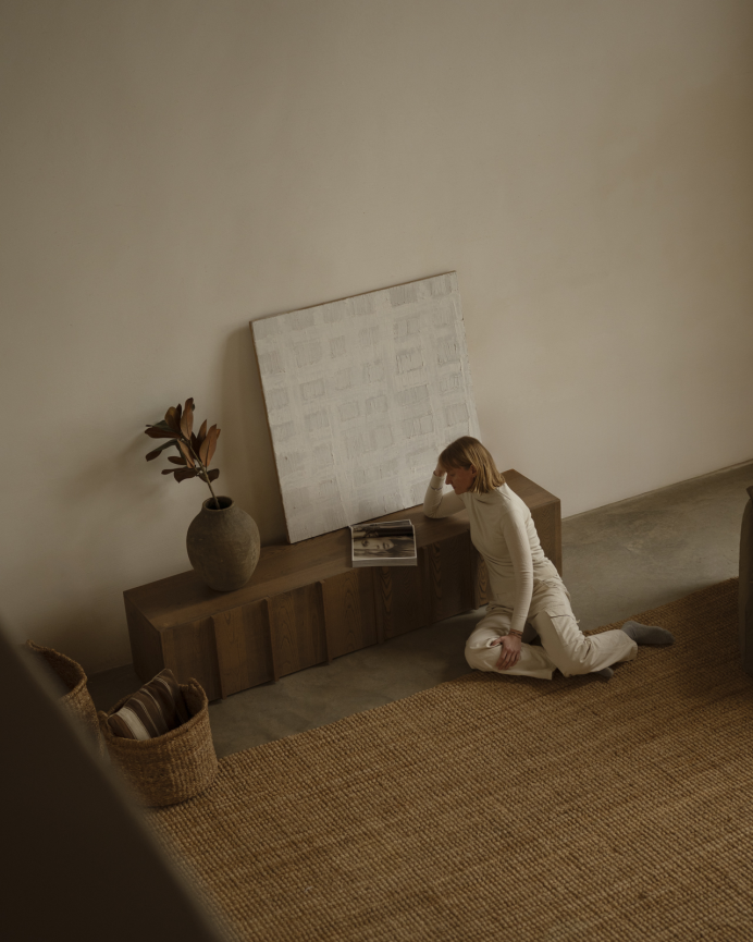 Mueble TV de chapa de fresno natural con listones en tono avellana en varias medidas