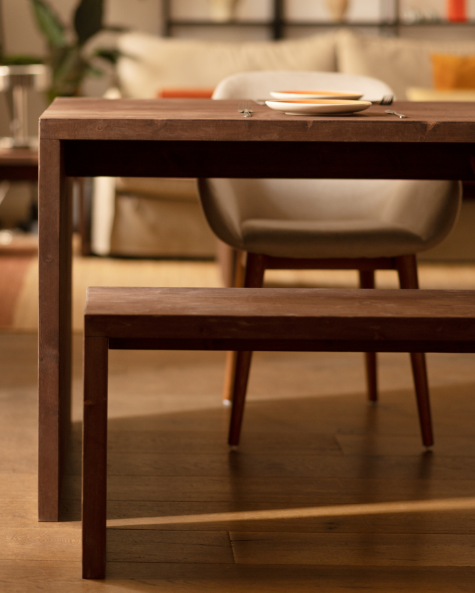 Pack mesa de comedor y 4 taburetes de madera maciza en tono nogal de 120cm