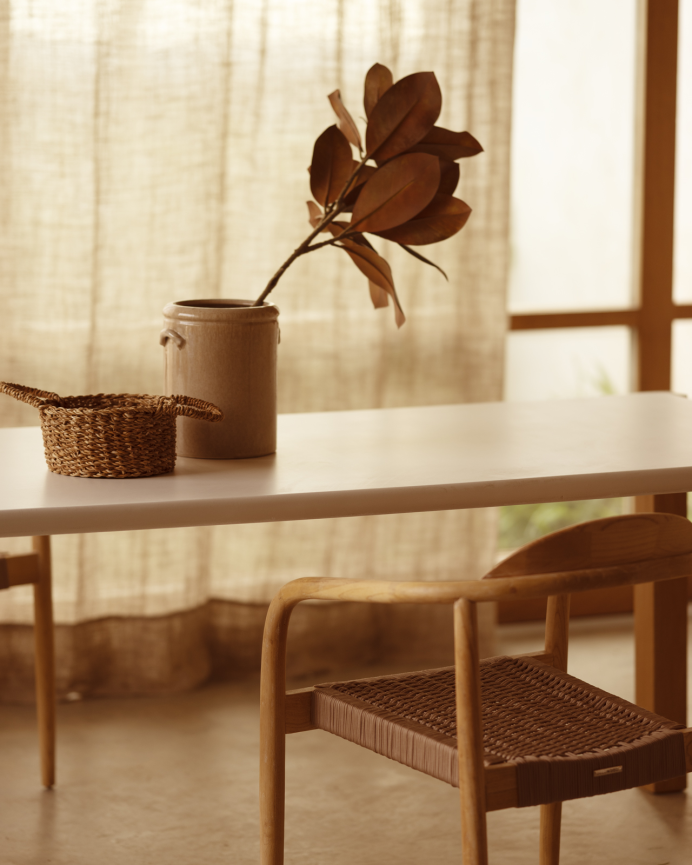 Mesa de comedor rectangular en tono blanco roto efecto mate y patas de madera de álamo en varias medidas