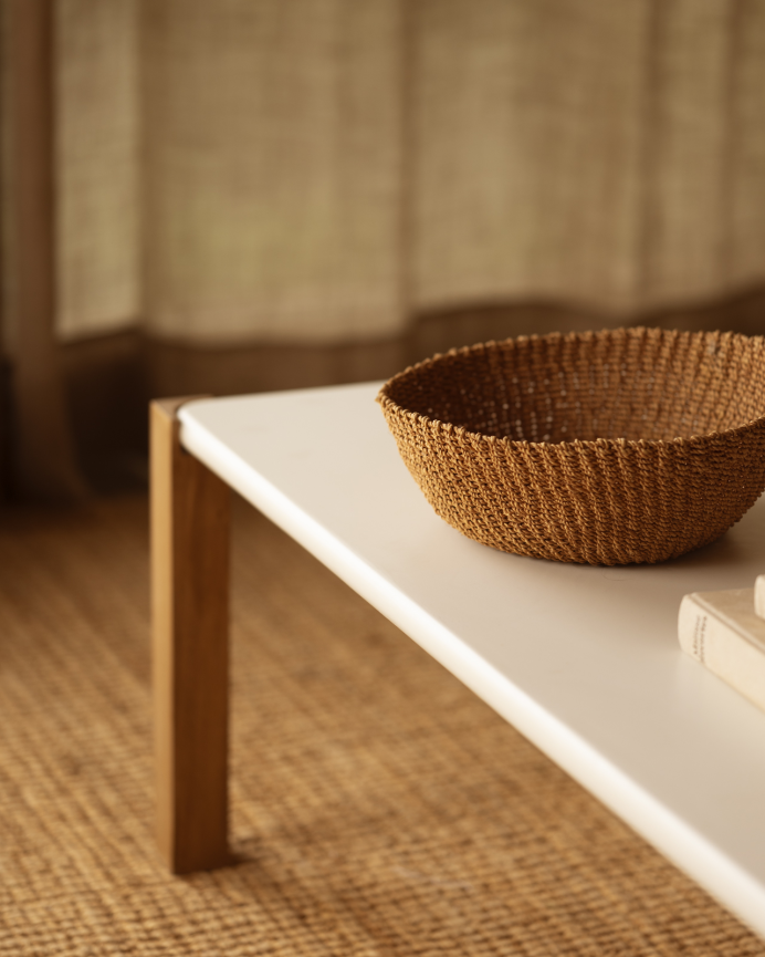 Mesa de centro rectangular en tono blanco roto efecto mate y patas de madera de álamo en varias medidas
