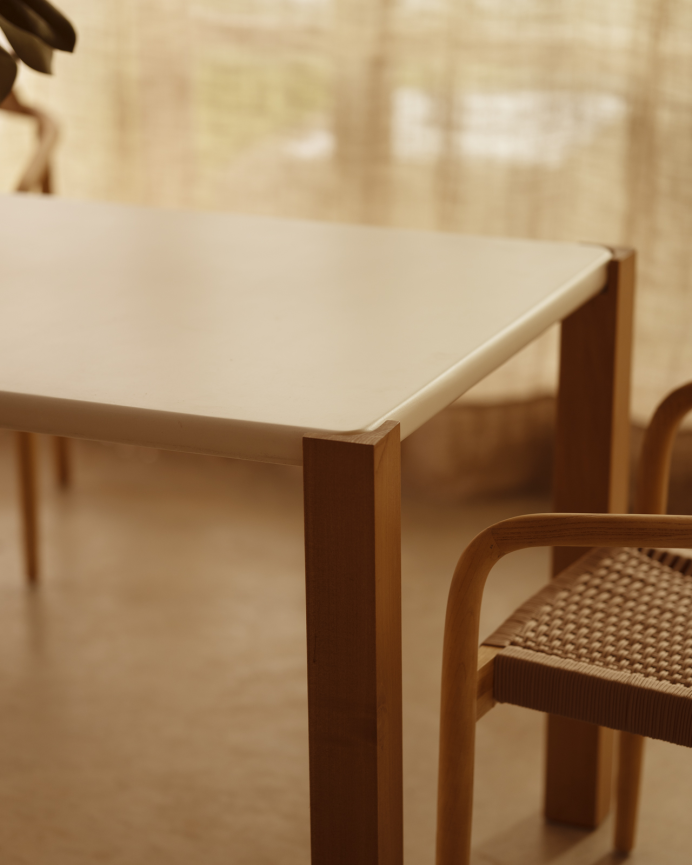 Mesa de comedor rectangular en tono blanco roto efecto mate y patas de madera de álamo en varias medidas