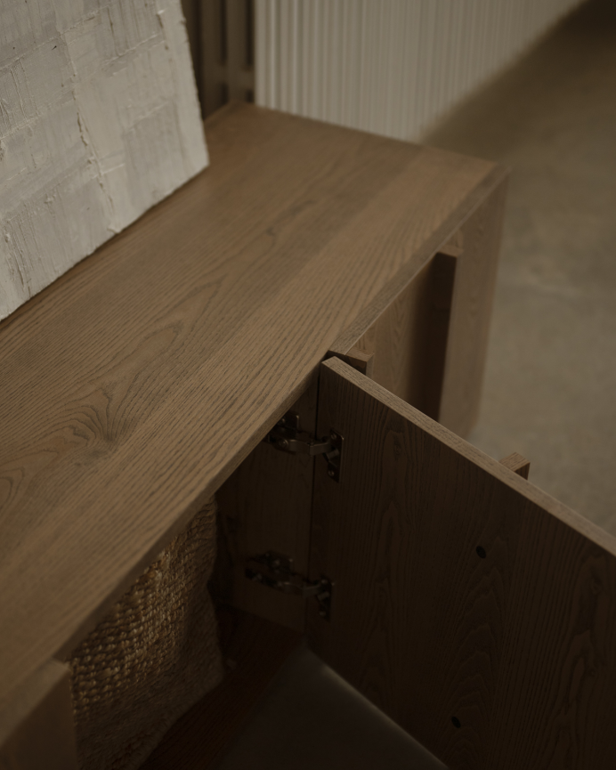 Mueble TV de chapa de fresno natural con listones en tono avellana en varias medidas