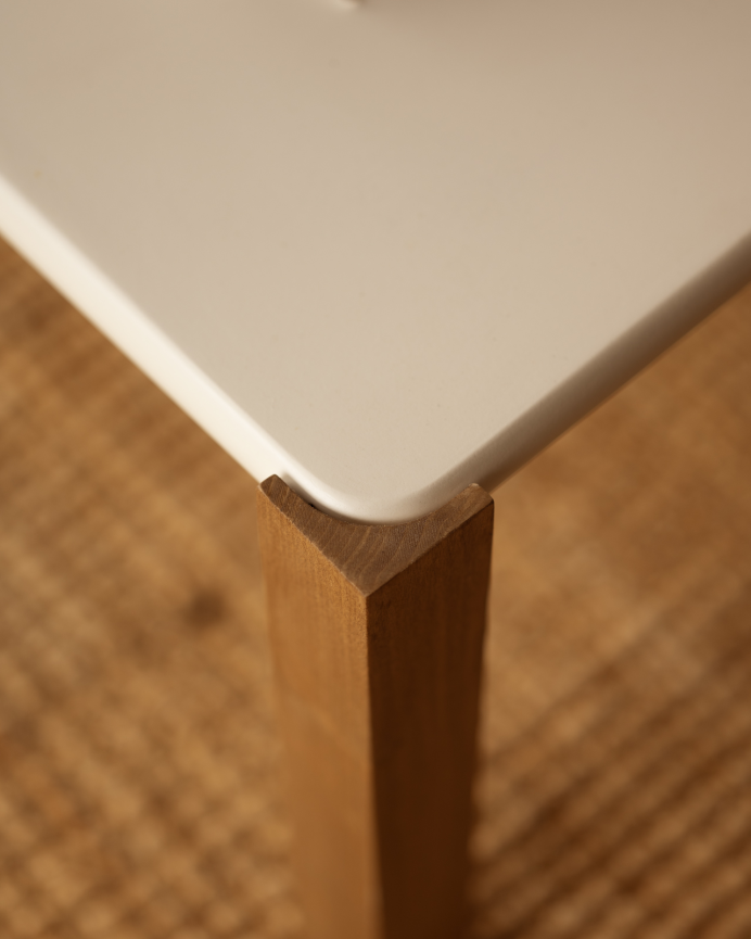 Mesa de centro rectangular en tono blanco roto efecto mate y patas de madera de álamo en varias medidas