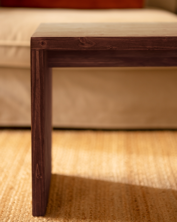 Mesa de centro de madera maciza en tono nogal de 110x45x35cm