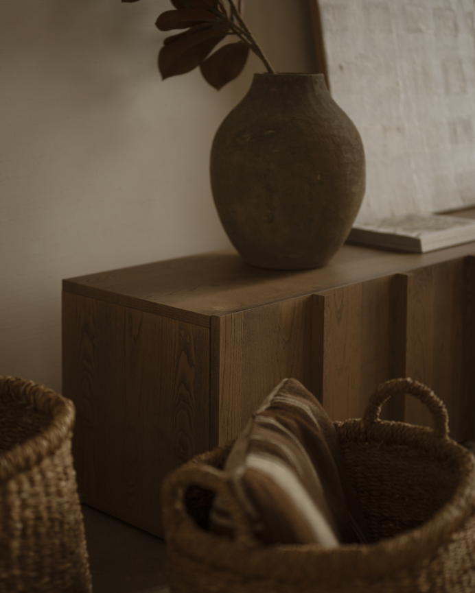 Mueble TV de chapa de fresno natural con listones en tono avellana en varias medidas