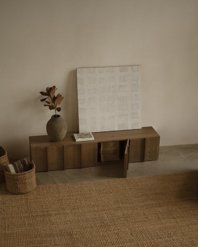 Mueble TV de chapa de fresno natural con listones en tono avellana en varias medidas