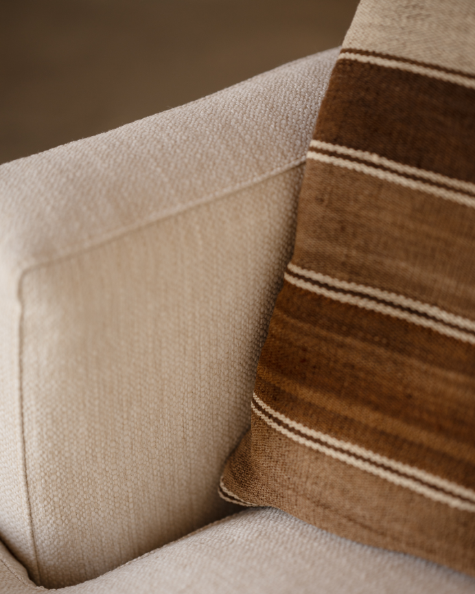 Sillón tono blanco roto de 105x106cm