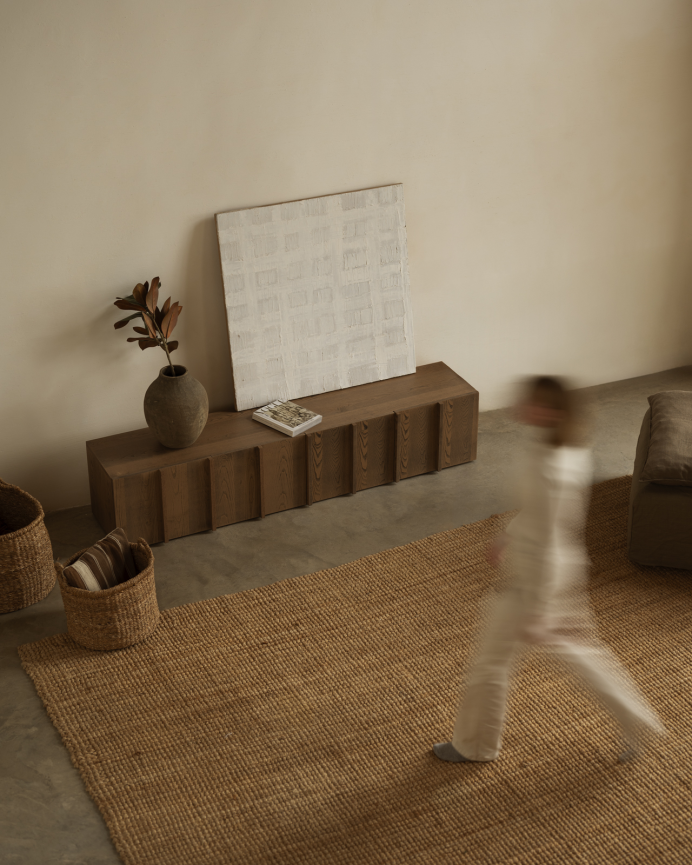 Mueble TV de chapa de fresno natural con listones en tono avellana en varias medidas