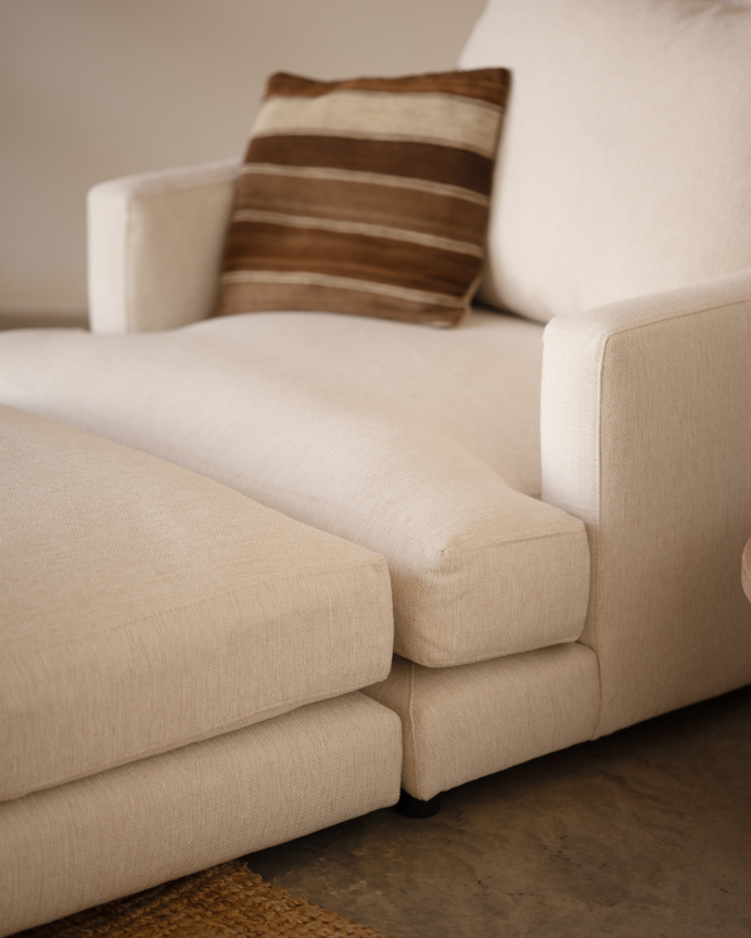 Sillón tono blanco roto de 105x106cm