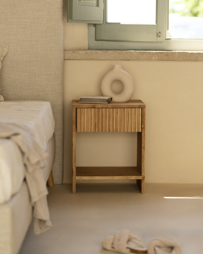 Mesita de noche de madera maciza con un cajón en tono roble medio de varias medidas