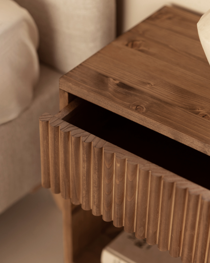 Mesita de noche de madera maciza con un cajón en tono roble oscuro de varias medidas