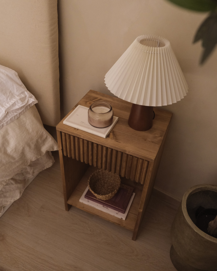 Mesita de noche de madera maciza con un cajón en tono roble oscuro de varias medidas