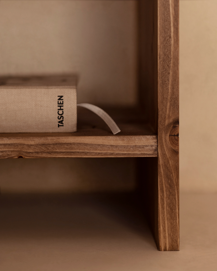 Mesita de noche de madera maciza con un cajón en tono roble oscuro de varias medidas
