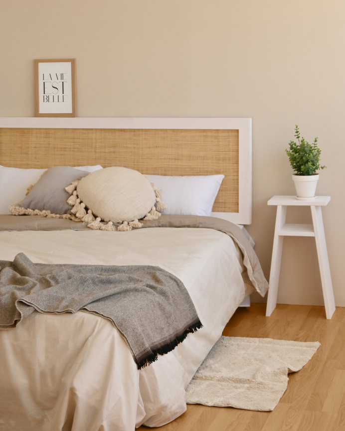 Mesita elaborada con madera maciza en tono blanco 60x20cm