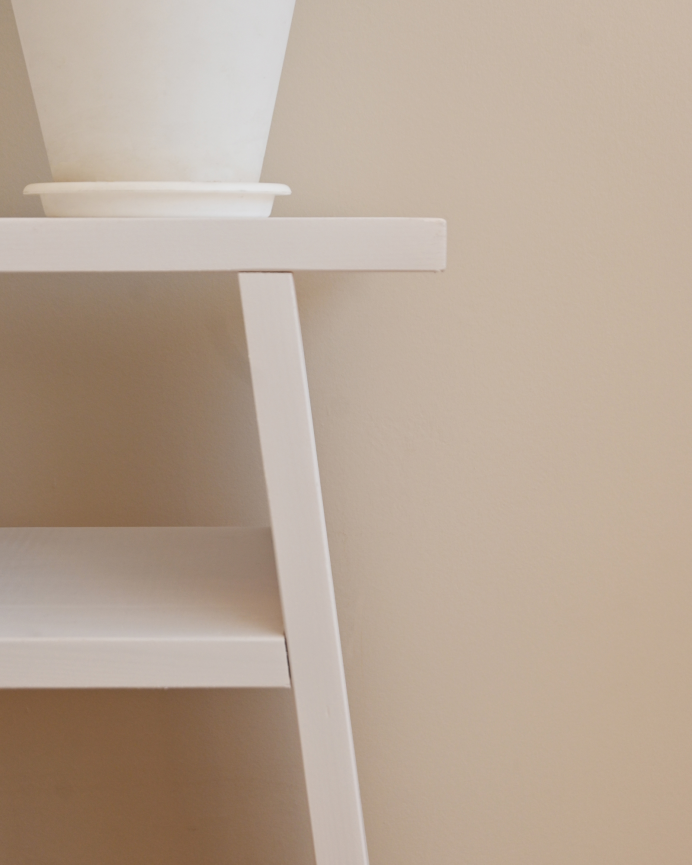 Mesita elaborada con madera maciza en tono blanco 60x20cm