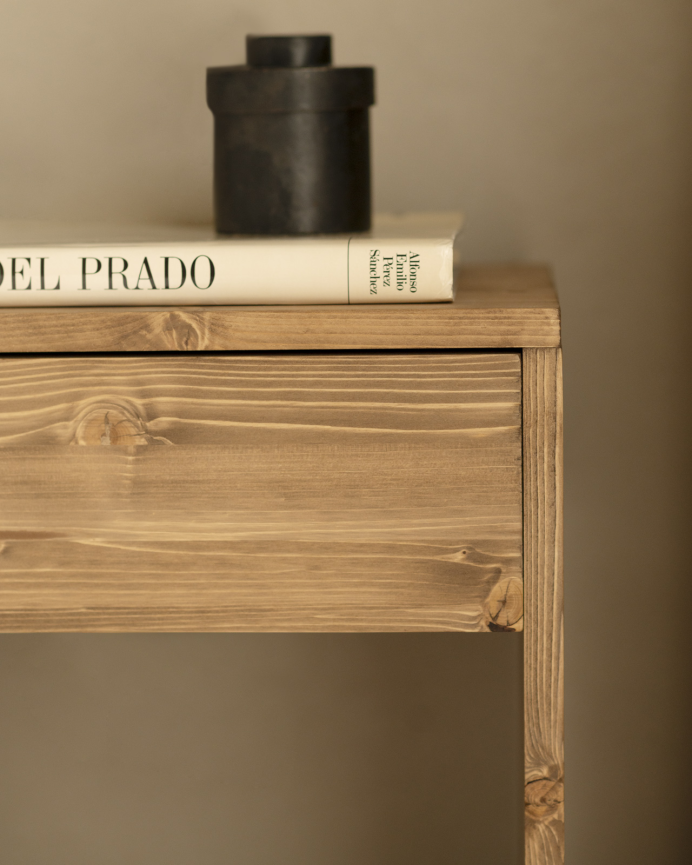 Mesita de noche de madera maciza con un cajón en tono roble oscuro de varias medidas