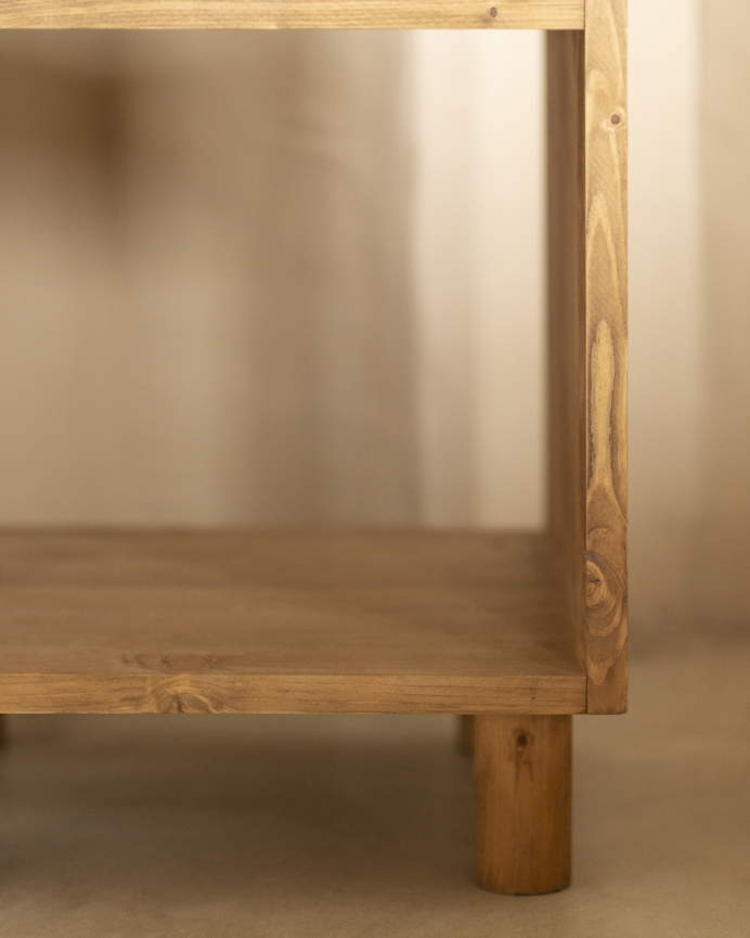 Mesita de noche de madera maciza en tono roble oscuro de 51x32cm 