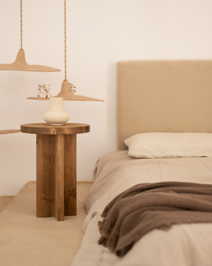 Mesita de noche de madera maciza en tono roble oscuro de 45x35cm