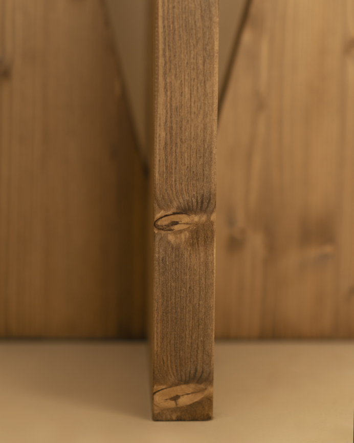 Mesita de noche de madera maciza en tono roble oscuro de 40x40cm