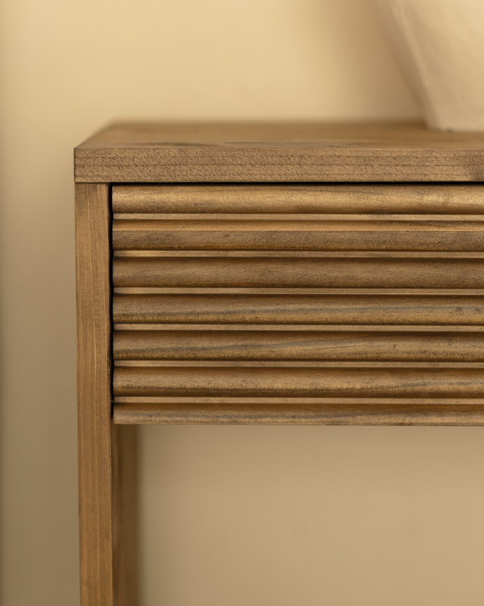 Mesita de noche de madera maciza con un cajón en tono roble oscuro de varias medidas