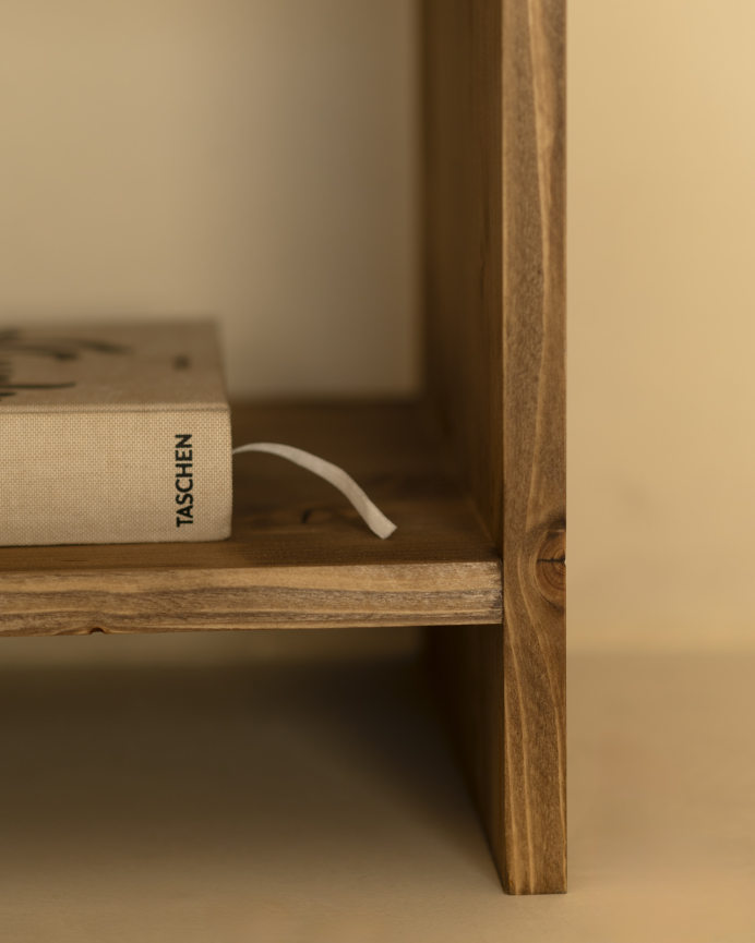 Mesita de noche de madera maciza con un cajón en tono roble oscuro de varias medidas