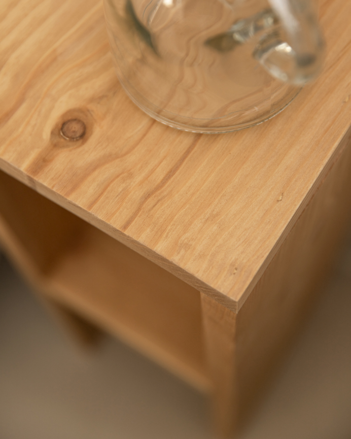 Mesita de noche o auxiliar madera maciza en tono roble medio de 60x20cm