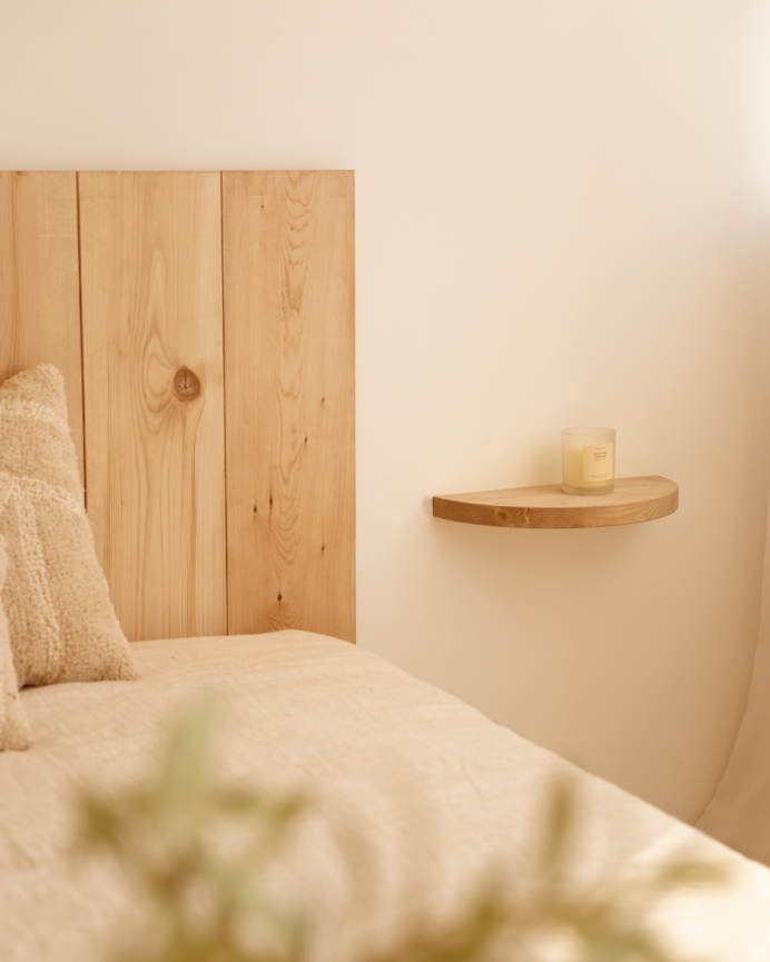 Mesita de noche de madera maciza flotante en tono roble medio de 3x40cm