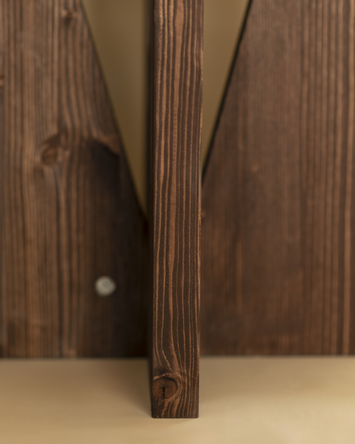 Mesita de noche de madera maciza en tono nogal de 40x40cm