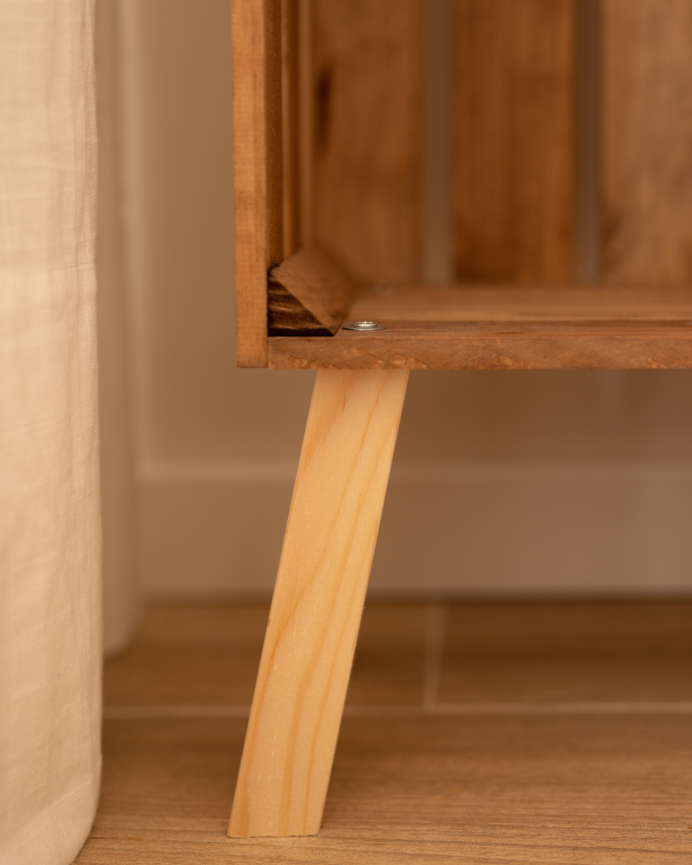 Mesita de noche de madera maciza en tono roble oscuro de 66x26cm