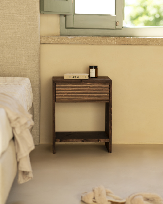 Mesita de noche de madera maciza con un cajón en tono nogal de varias medidas