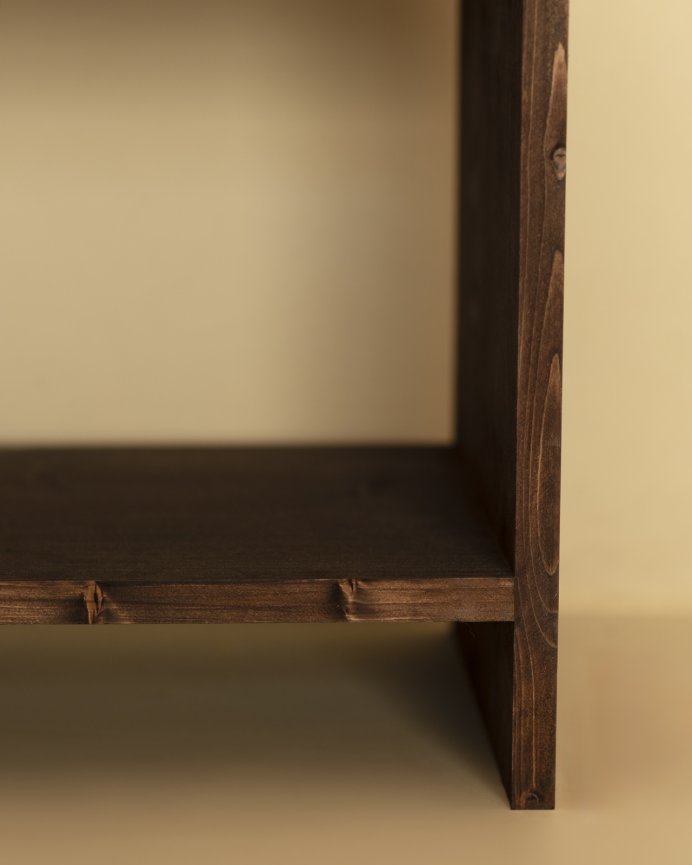Mesita de noche de madera maciza con un cajón en tono nogal de varias medidas