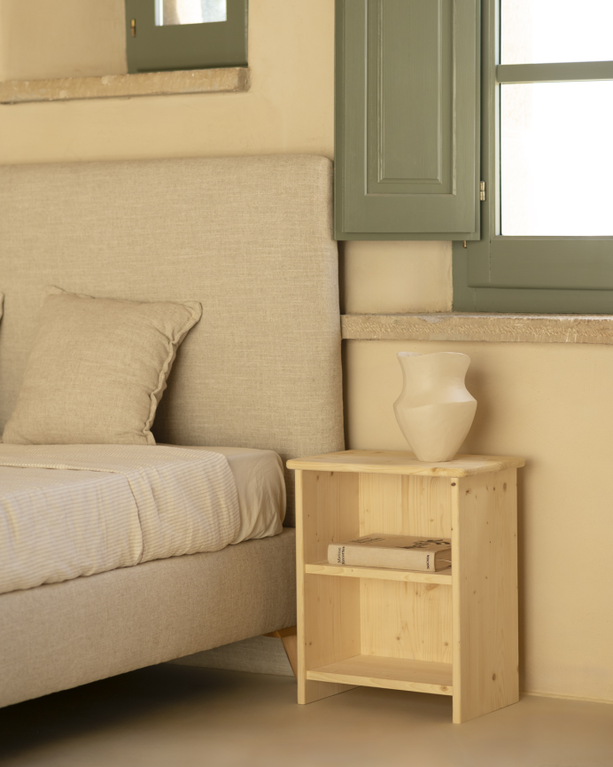 Mesita de noche de madera maciza en tono natural de 50x42cm