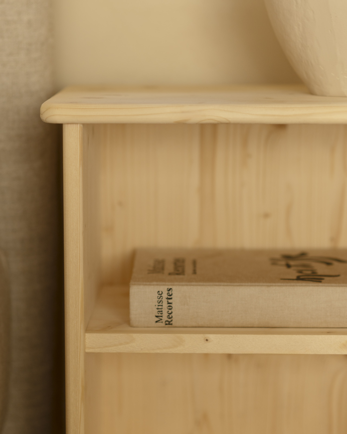 Mesita de noche de madera maciza en tono natural de 50x42cm